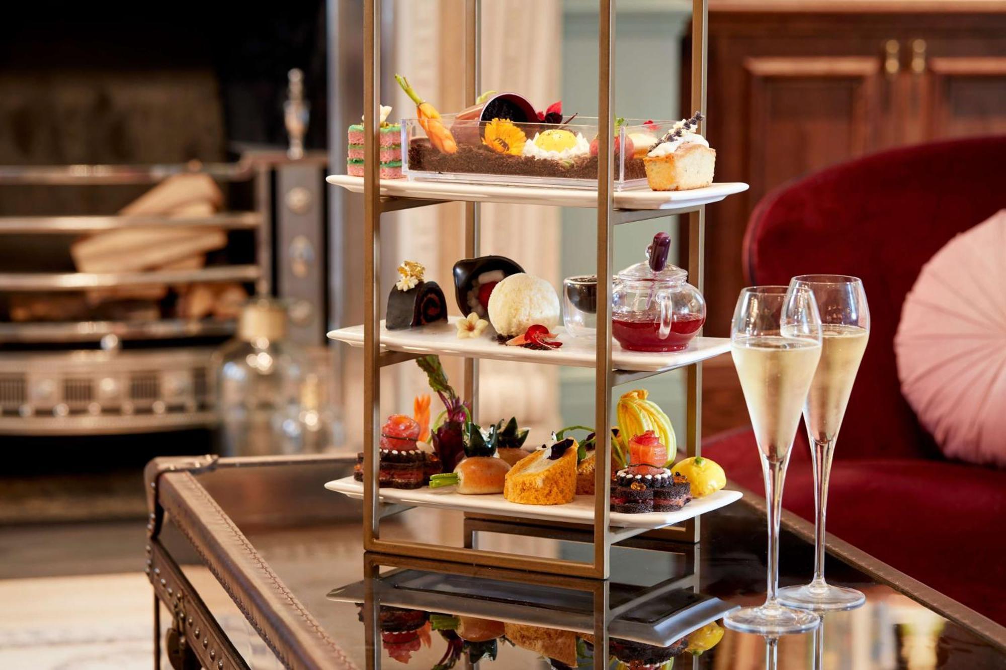 100 Queen'S Gate Hotel London, Curio Collection By Hilton מתקנים תמונה Afternoon tea at the Mandarin Oriental, London