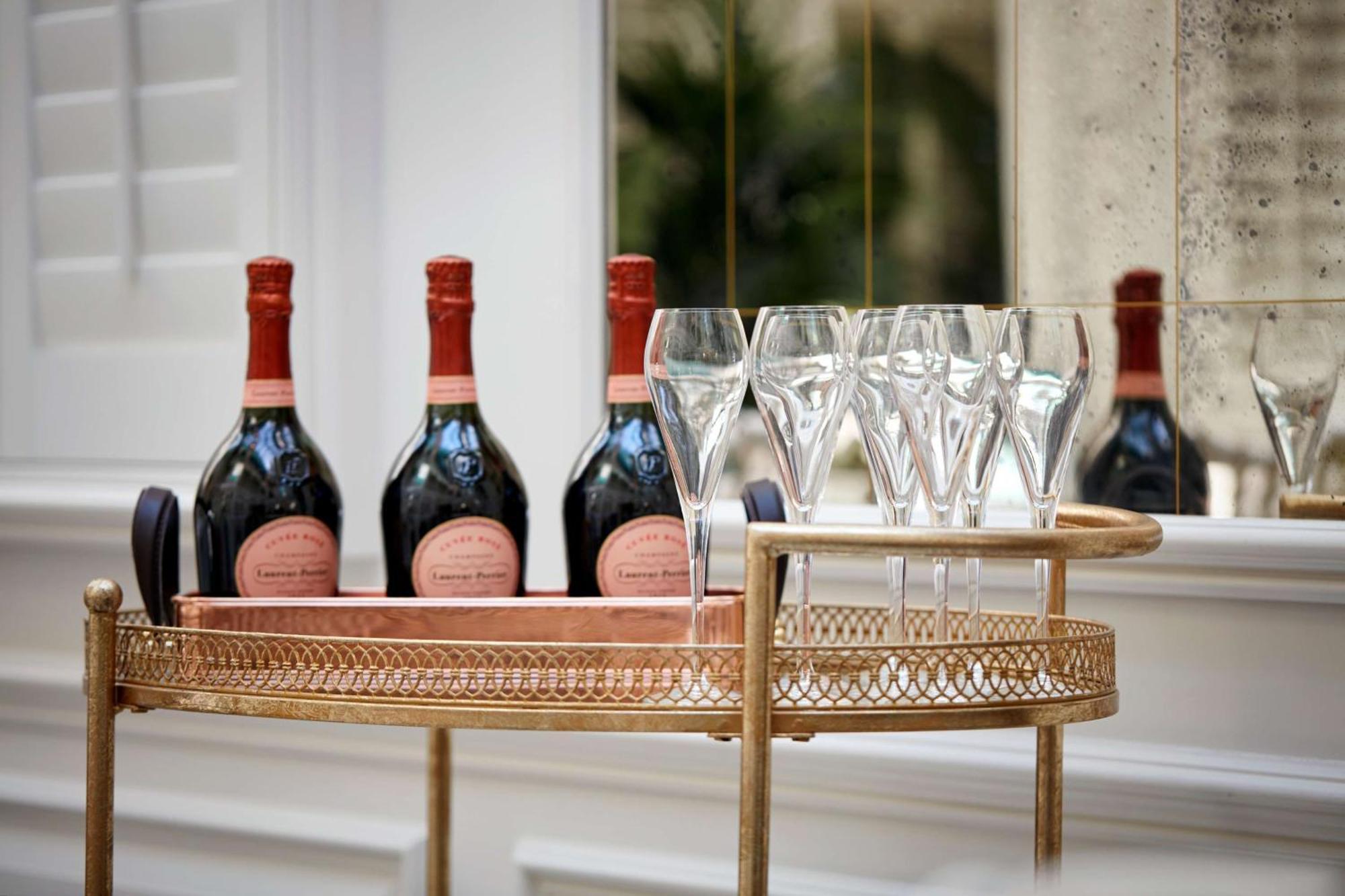 100 Queen'S Gate Hotel London, Curio Collection By Hilton מתקנים תמונה Champagne bottles on a bar cart
