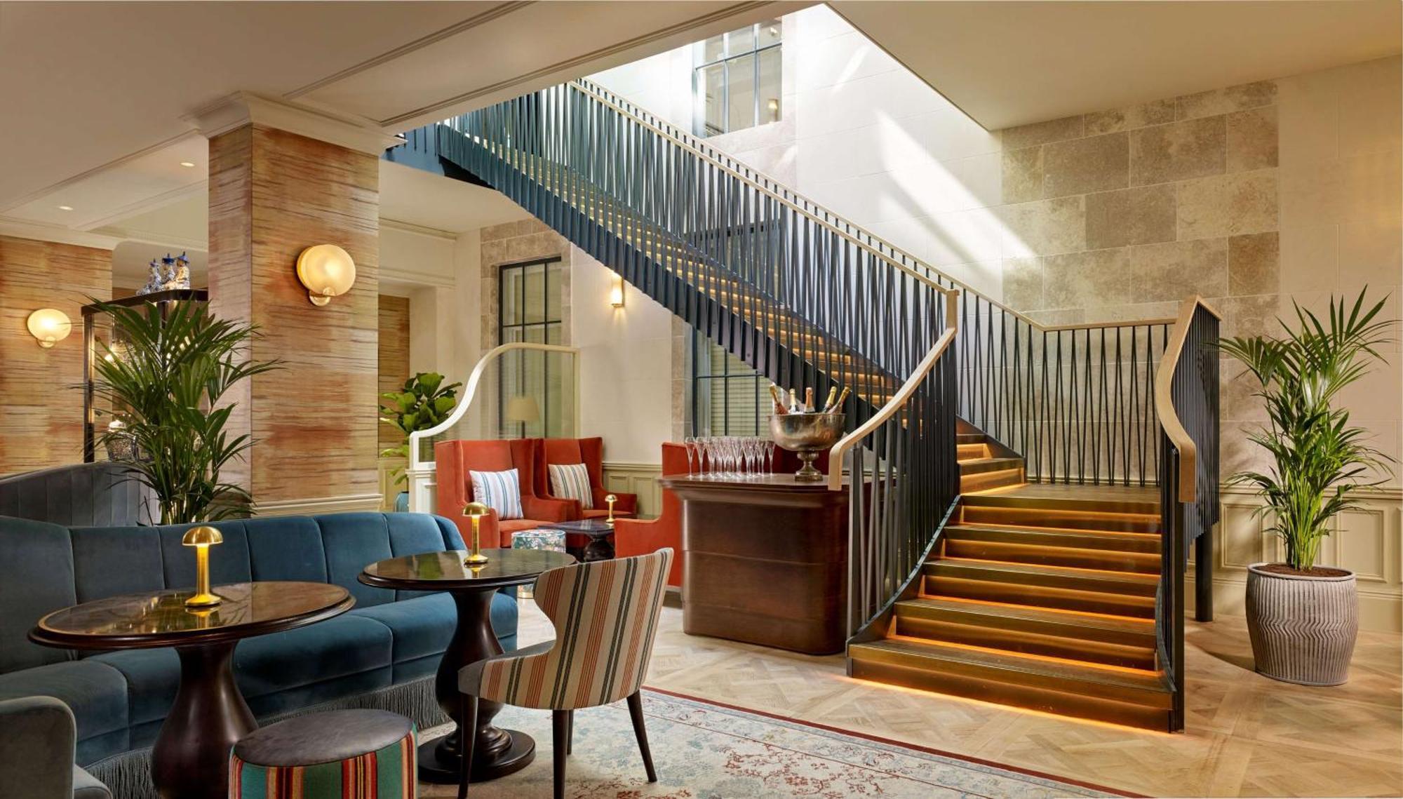 100 Queen'S Gate Hotel London, Curio Collection By Hilton מראה חיצוני תמונה The staircase at the hotel