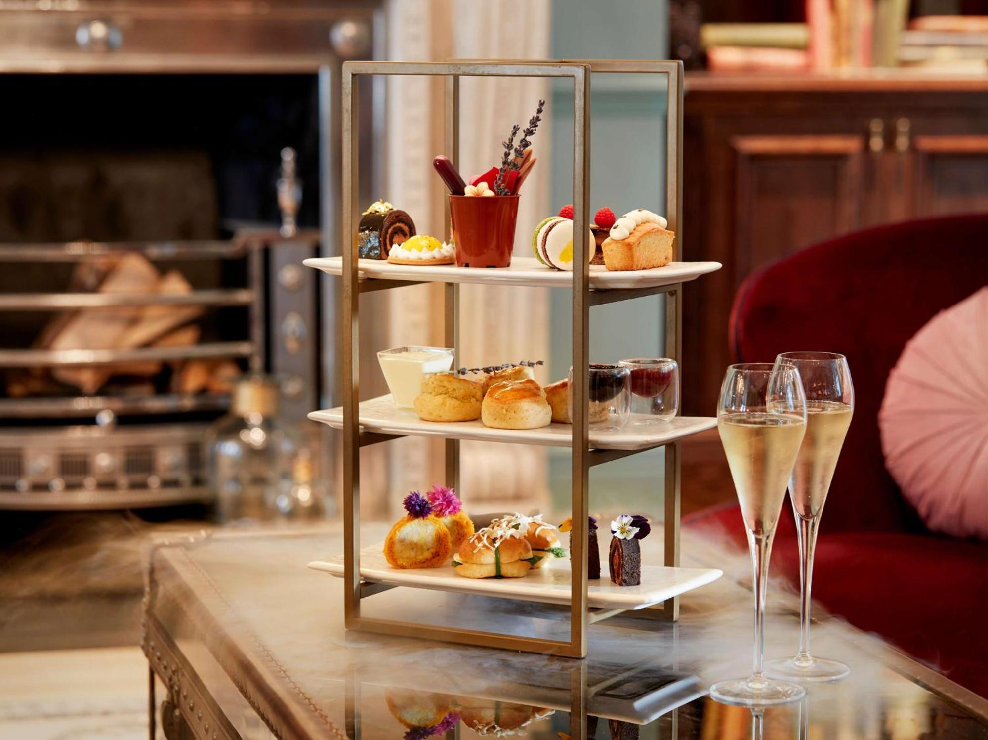 100 Queen'S Gate Hotel London, Curio Collection By Hilton מראה חיצוני תמונה Afternoon tea at The Ivy, St John's Wood