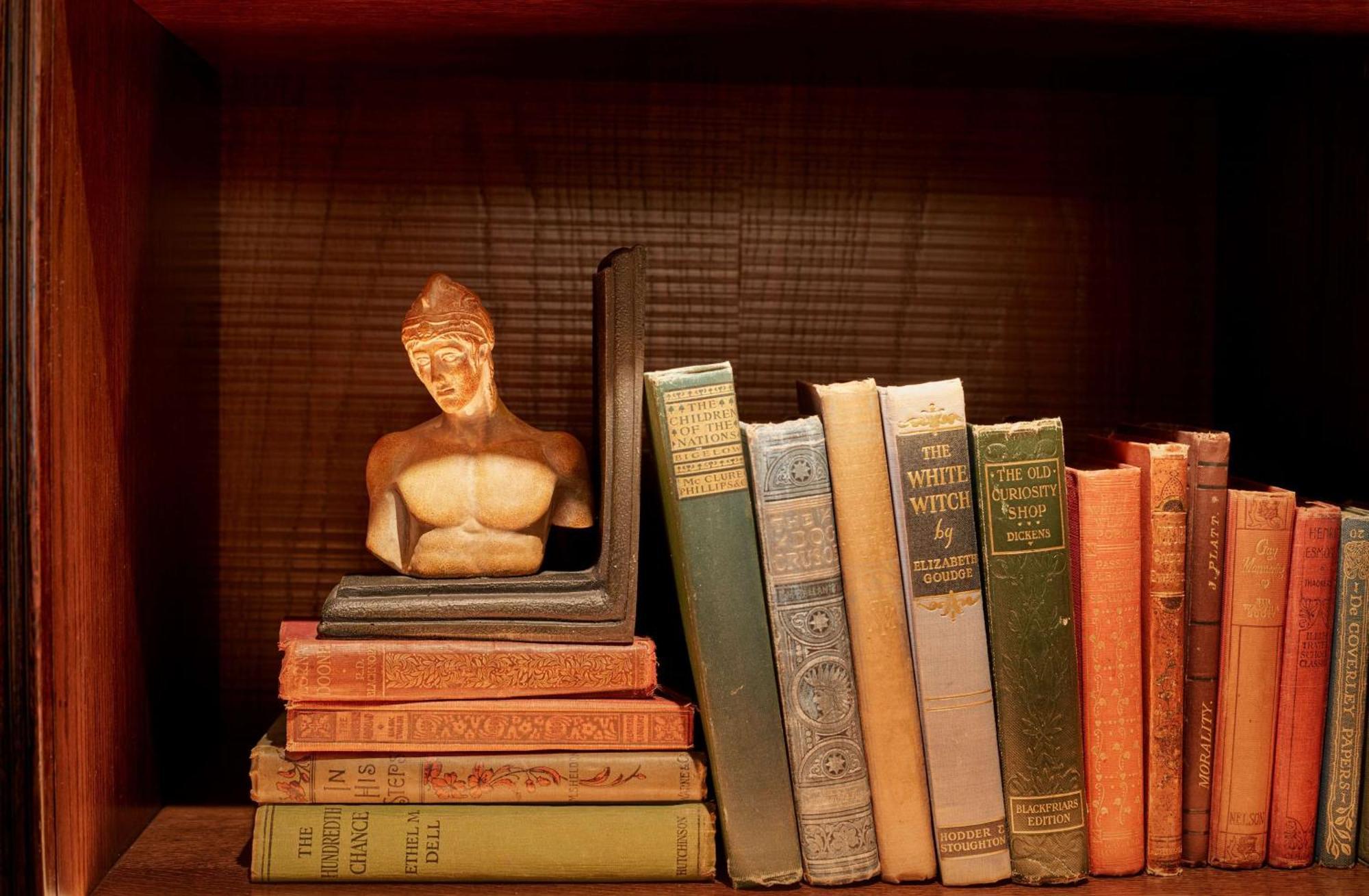 100 Queen'S Gate Hotel London, Curio Collection By Hilton מראה פנימי תמונה Books on a bookshelf