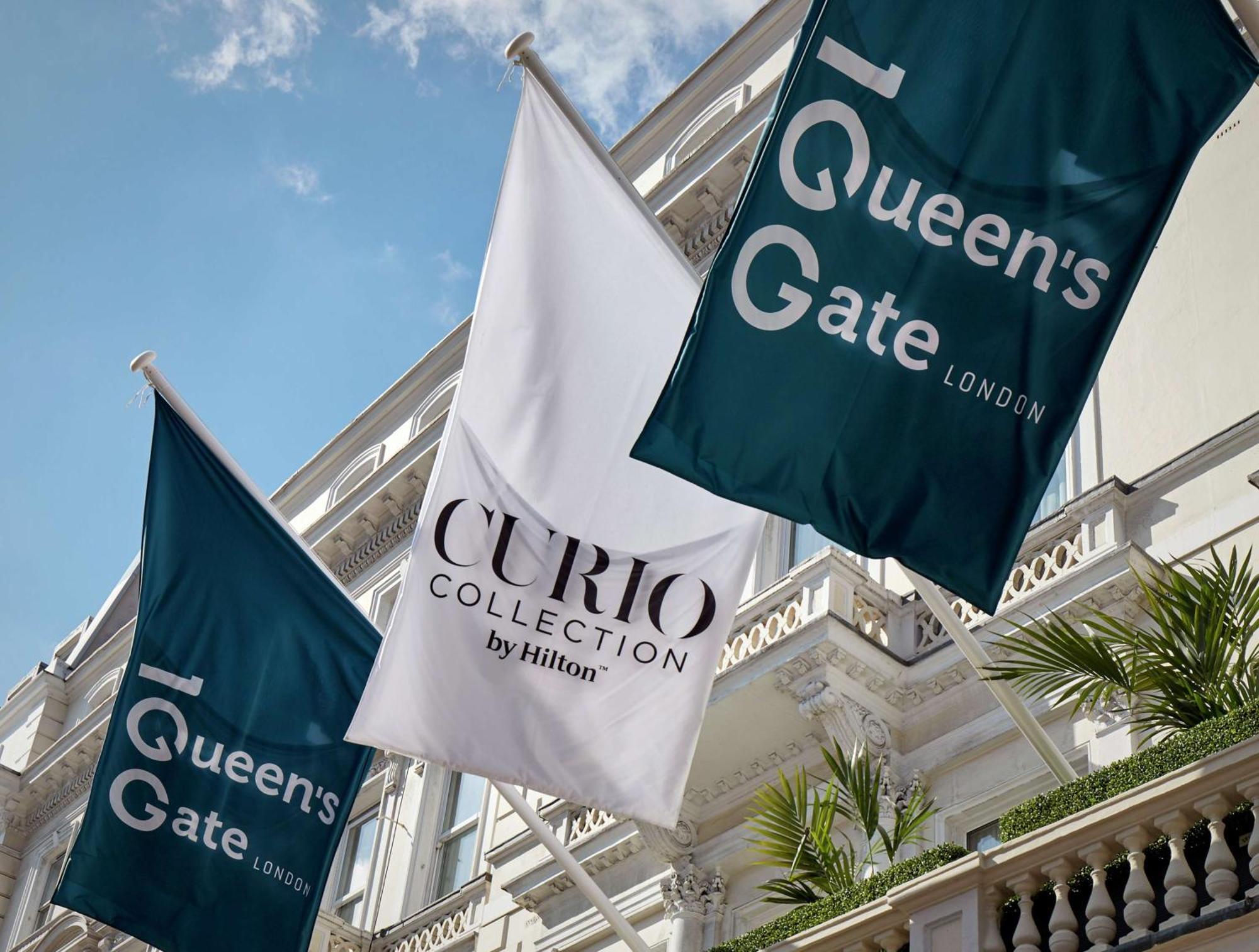 100 Queen'S Gate Hotel London, Curio Collection By Hilton מראה חיצוני תמונה Flags at the hotel