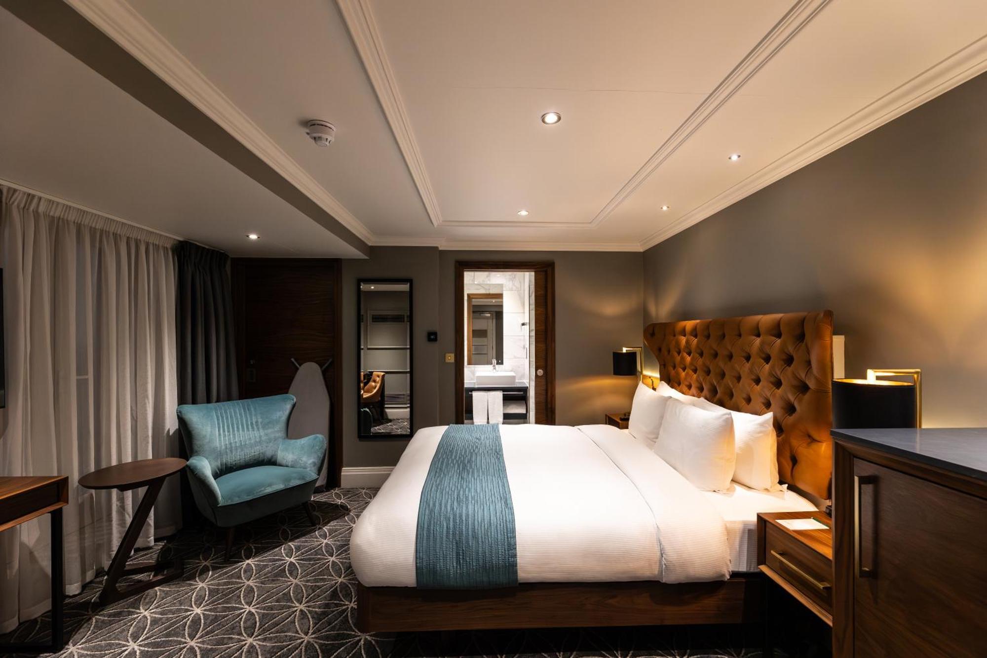 100 Queen'S Gate Hotel London, Curio Collection By Hilton מראה חיצוני תמונה A bedroom on board