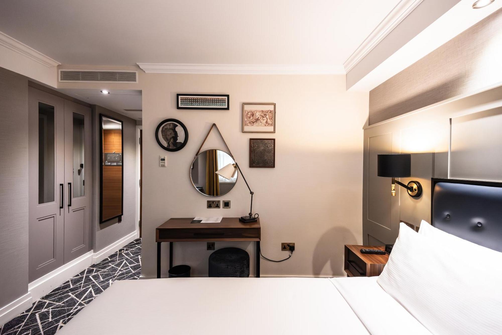 100 Queen'S Gate Hotel London, Curio Collection By Hilton מראה חיצוני תמונה A bedroom at the hotel