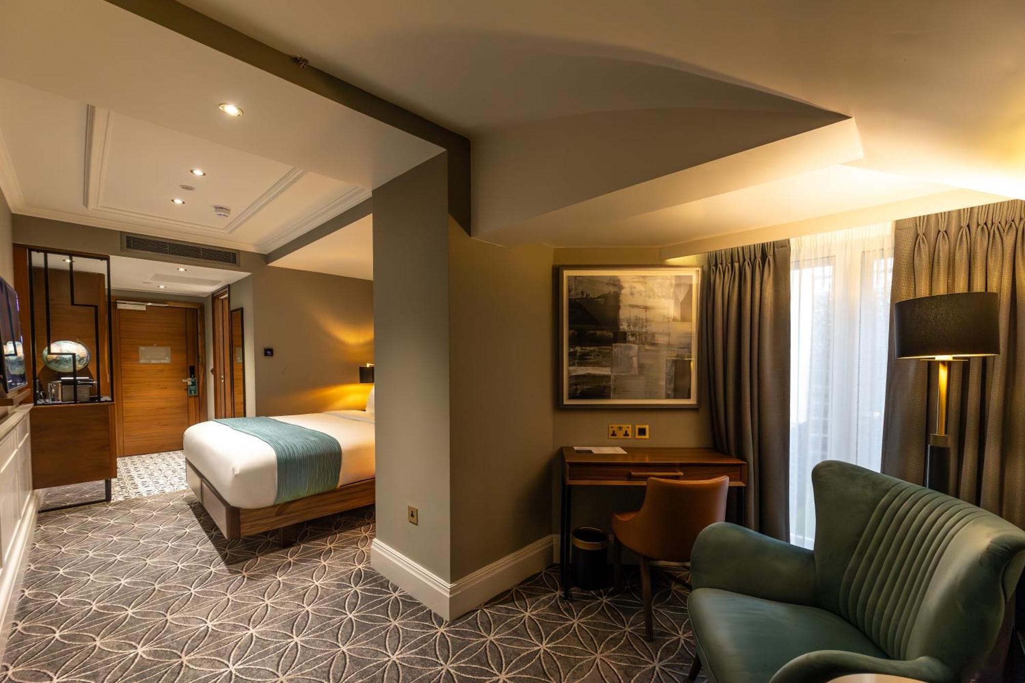 100 Queen'S Gate Hotel London, Curio Collection By Hilton מראה חיצוני תמונה A suite at the hotel