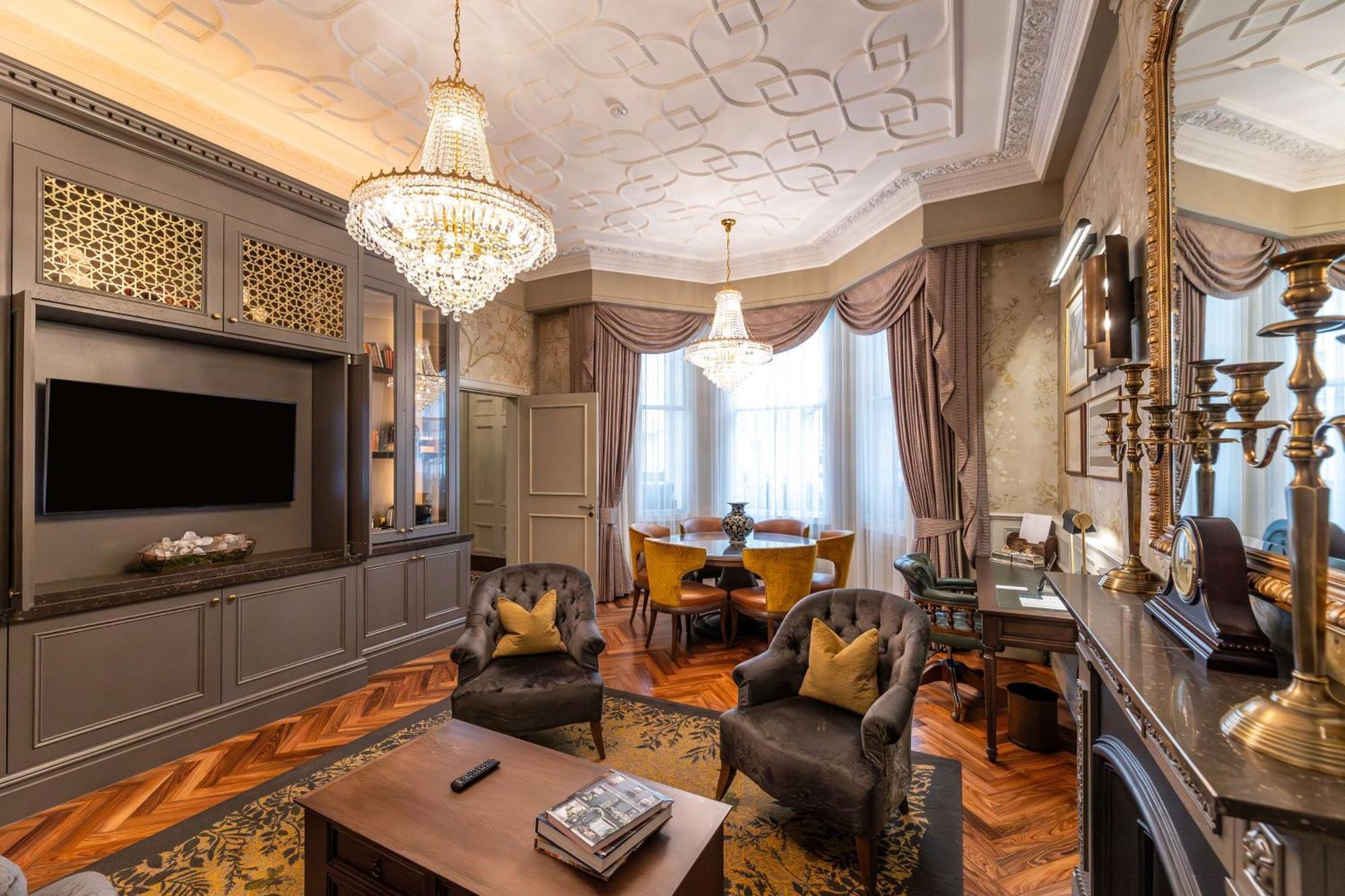 100 Queen'S Gate Hotel London, Curio Collection By Hilton מראה חיצוני תמונה The living room of a suite at the hotel