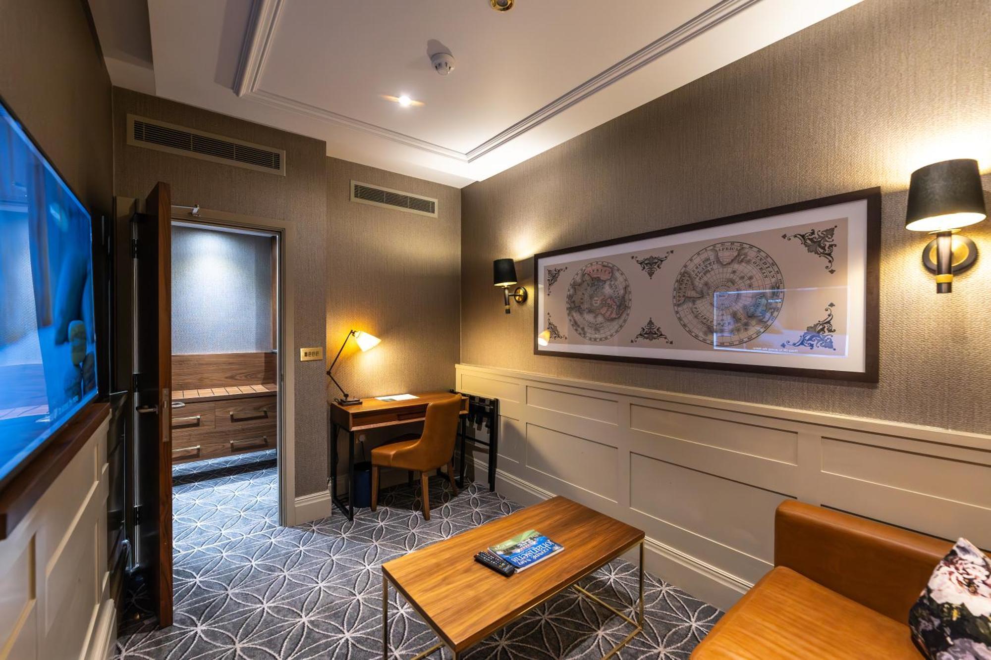 100 Queen'S Gate Hotel London, Curio Collection By Hilton מראה חיצוני תמונה A suite at the hotel