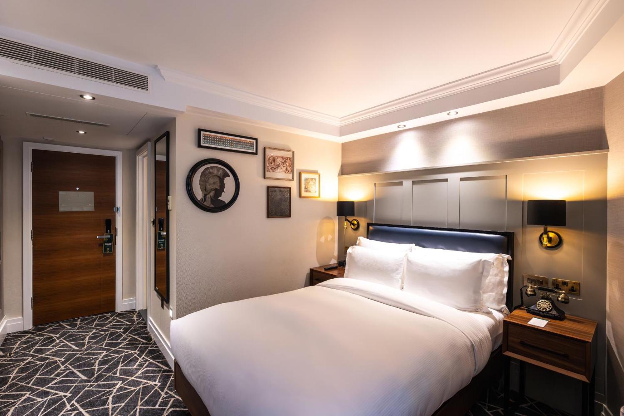 100 Queen'S Gate Hotel London, Curio Collection By Hilton מראה חיצוני תמונה A bedroom at the hotel